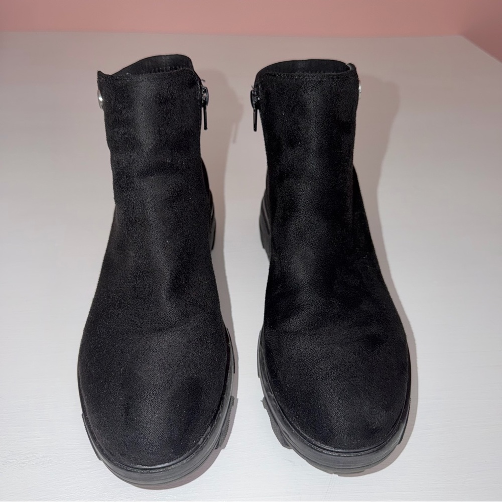 EUC Size 7.5M Unisa Black Suede-Look Ankle Booties with Side Zip